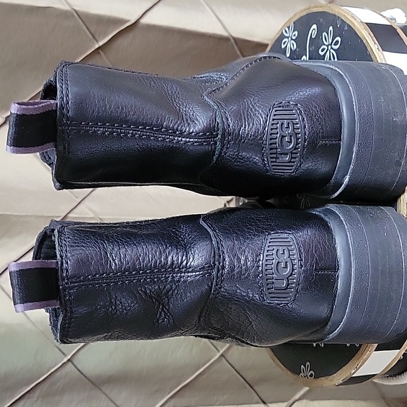 VGUC- UGG Leather Lug Sole Chelsea Boot main image 10